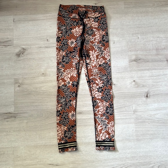 The Upside Batik-Inspired Floral Mid-Rise Leggings XS - Picture 2 of 3